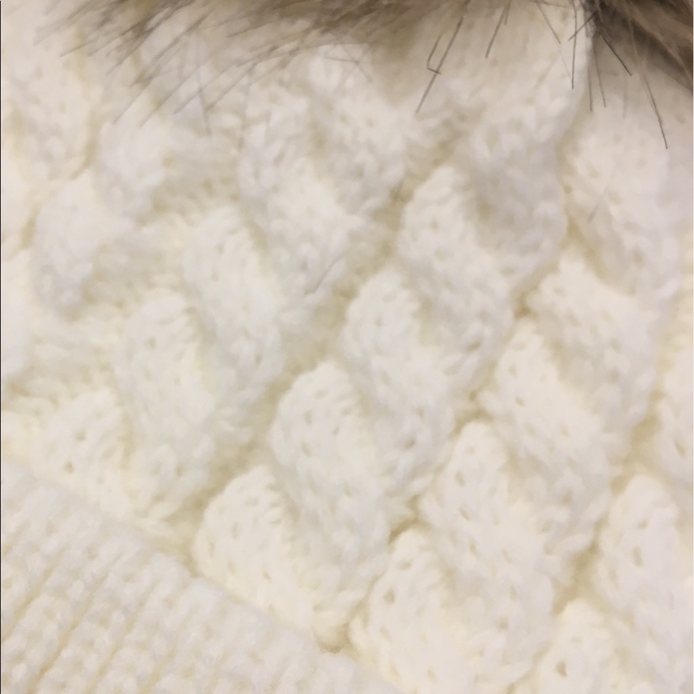 Baby Pom Pom cable knit cream winter hat - Picture 2 of 2